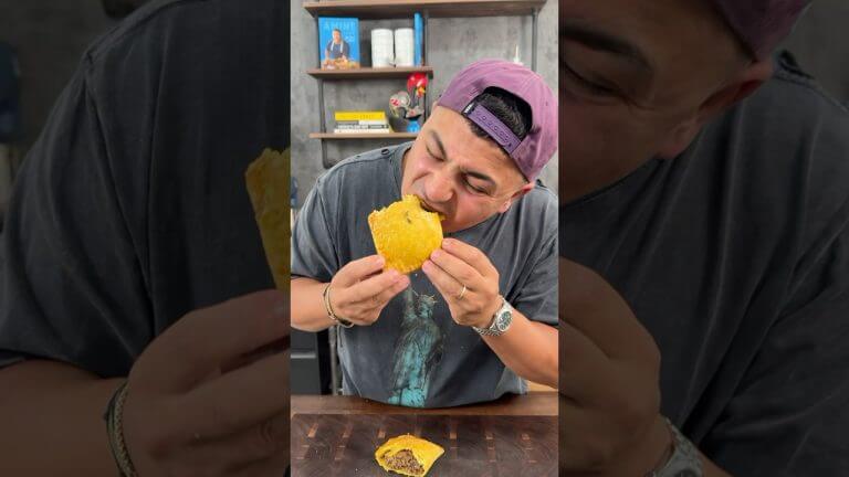 Jamaican Beef Patties 🇯🇲🌴#jamaicanfood #streetfood  #caribbeanfood