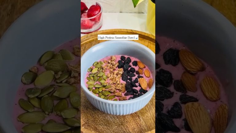 This Smoothie tastes like dessert!🍓🫐. #smoothie #easyrecipes #healthy #strawberry #blueberry #foodie