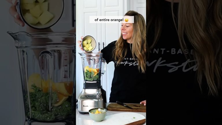 Let’s fall in LOVE with a Kale Smoothie. There’s a right + wrong way to blend #kale #smoothies  🥬