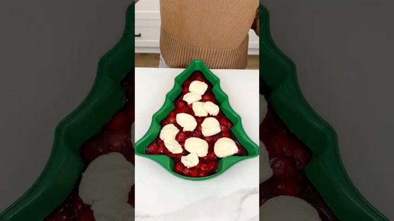 Easiest holiday dessert  #easyrecipe #recipe #christmas #dessert #baking #cake #holiday