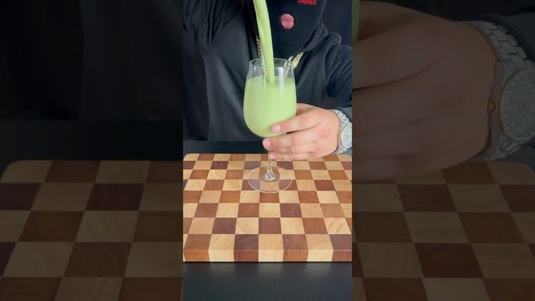 Spinach Tropical Smoothie 🌴🥭 | Healthy & Refreshing Recipe #shorts