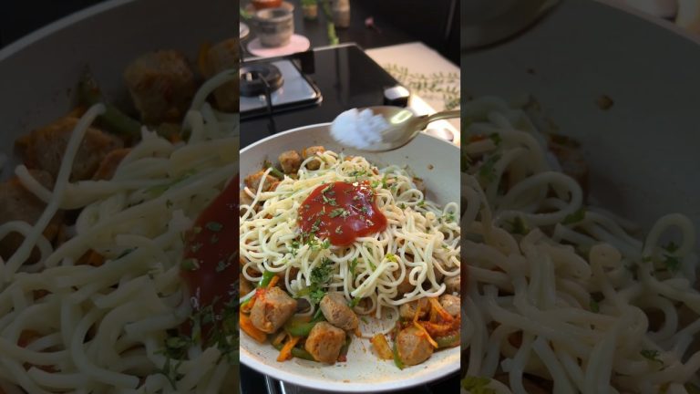 Ekdum Spicy🌶 Soya Chunks NOODLES 🍜🌶 #noodles #noodlesrecipe #noodle #vegnoodles #chowmein #snackidea