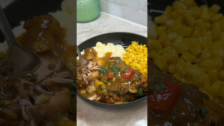 Smothered Chicken 💙 #recipes #smotheredchicken #comfortmeals #sundaydinner