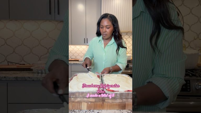 Strawberry Refrigerator Cake #recipe #strawberryrefrigeratorcake #strawberrycake #strawberryboxcake