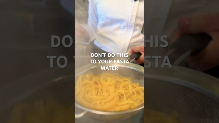 Should You Put Oil In Your Pasta Water? #pastatiktok #pastalover #lifehack #cookinghacks #cheftips