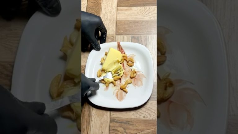 Garlic + Pizza = Heaven! 🧄🍕✨ #garlicbreadpizza #CheesyGarlicHack