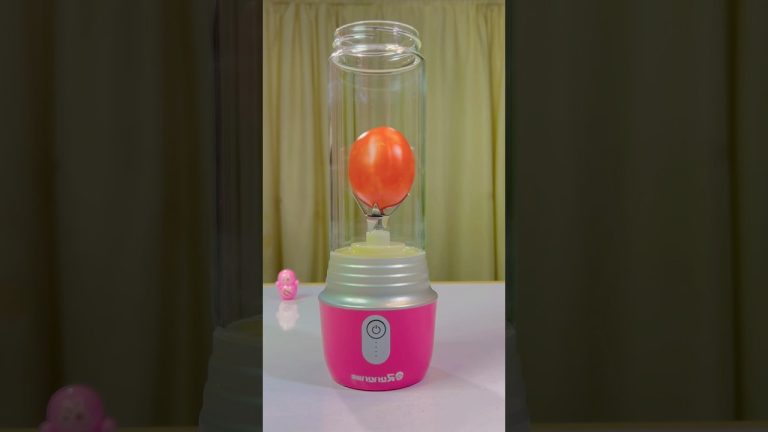 Making Tomato Smoothie in a Rechargeable Blender (UK Edition)