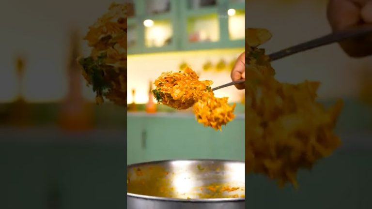 Kerala’s version of lasagna — Chatti Pathiri, layered with egg & chicken 🤤