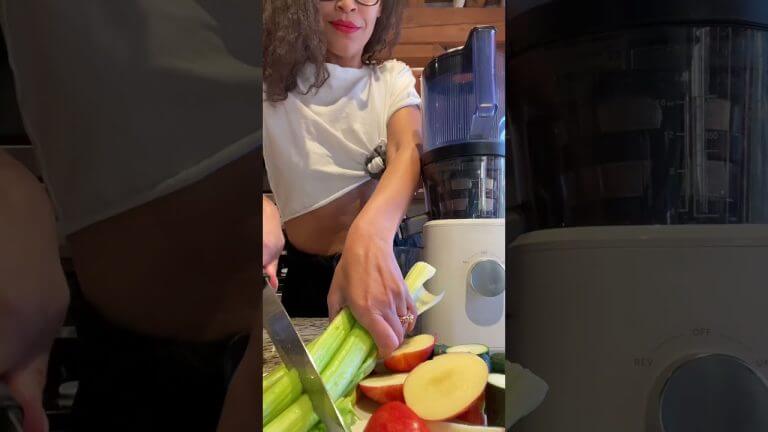 Lower BAD Cholesterol with this green juice! #plantbasedrecipes #plantbased #detoxrecipes