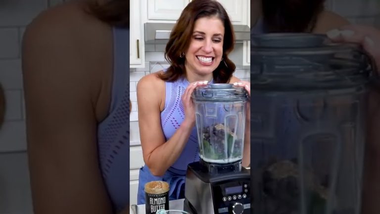 Glowing Skin Smoothie – Avocado Smoothie with Blueberries ✨🥑