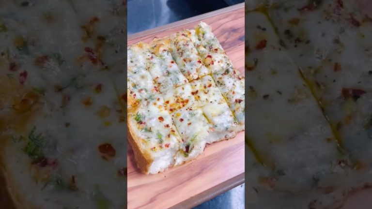 Extra Cheesy Garlic Bread Recipe 🧀🍞 | चीजी गार्लिक ब्रेड | #shorts #trending #garlicbread #viral