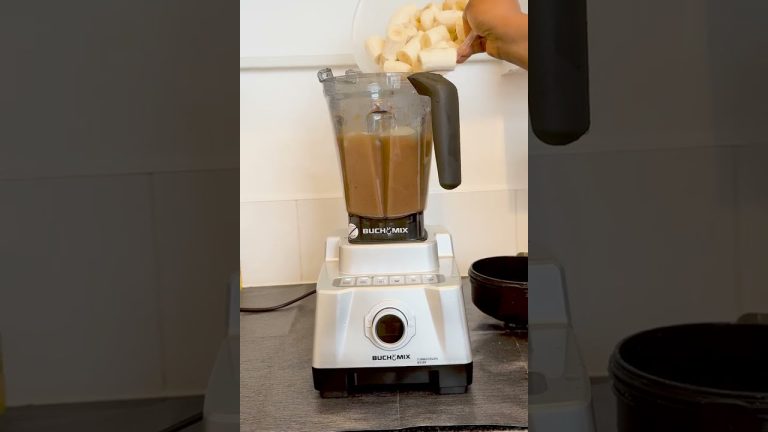 Mango, Banana and Strawberry Smoothie | Tropical Glow in a Cup #buchymix #veganrecipes #detoxjuice