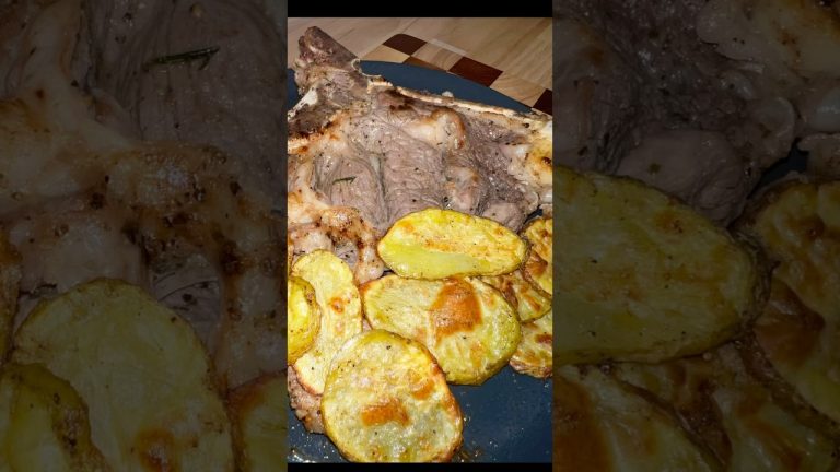 Juicy Beef Steak with Crispy Carlic Potatoes #shorts #viralshorts #asmr #food