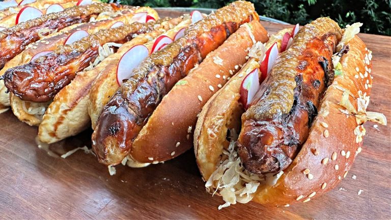 Wiesn Hotdog – Zu Spät zum Oktoberfest Hot Dog mit Obazda, Kraut und Bratwurst