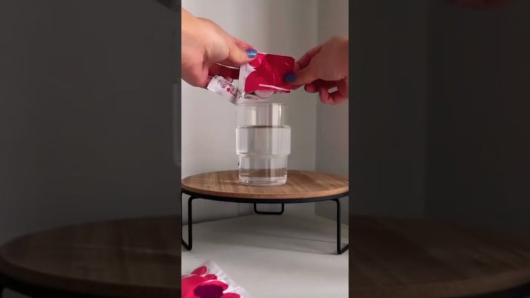 THIS DRINK IS ONLY 15 CALORIES !!! let’s make a refreshing pomegranate berry plink! drink together