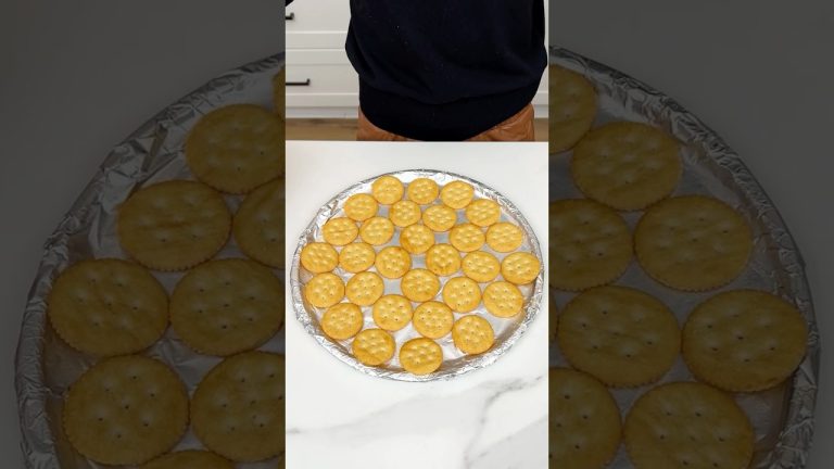 How did I not know this candy trick?  #recipe #easyrecipe #dessert #candy #christmas #chocolate