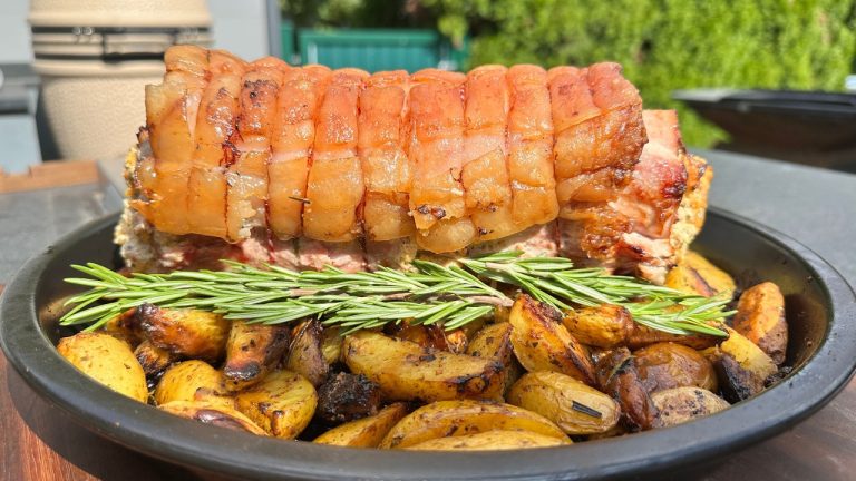 Gefüllter Schweinerücken mit knusprigen Grillkartoffeln – Ein Festtagsbraten vom Grill