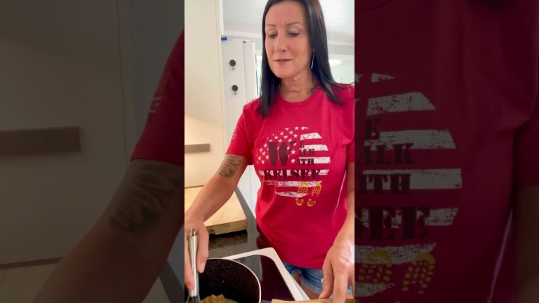 Salted Caramel Pretzel Bark, one of my best dessert recipes! #dessert #cooking #saltedcaramel