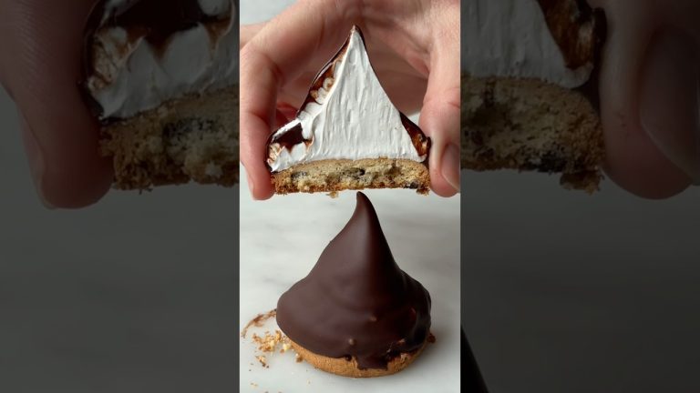 Easy choc-dipped witches hat cookie recipe #halloweenrecipe #halloween #cookierecipe #halloween2025