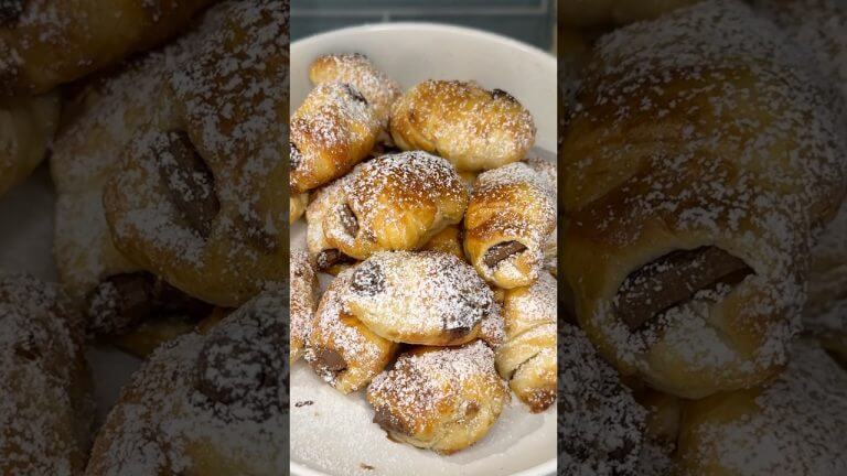 viral mini chocolate croissants recipe 🥐🍫 #recipe #shorts #chocolate #dessert #easydessert #baking