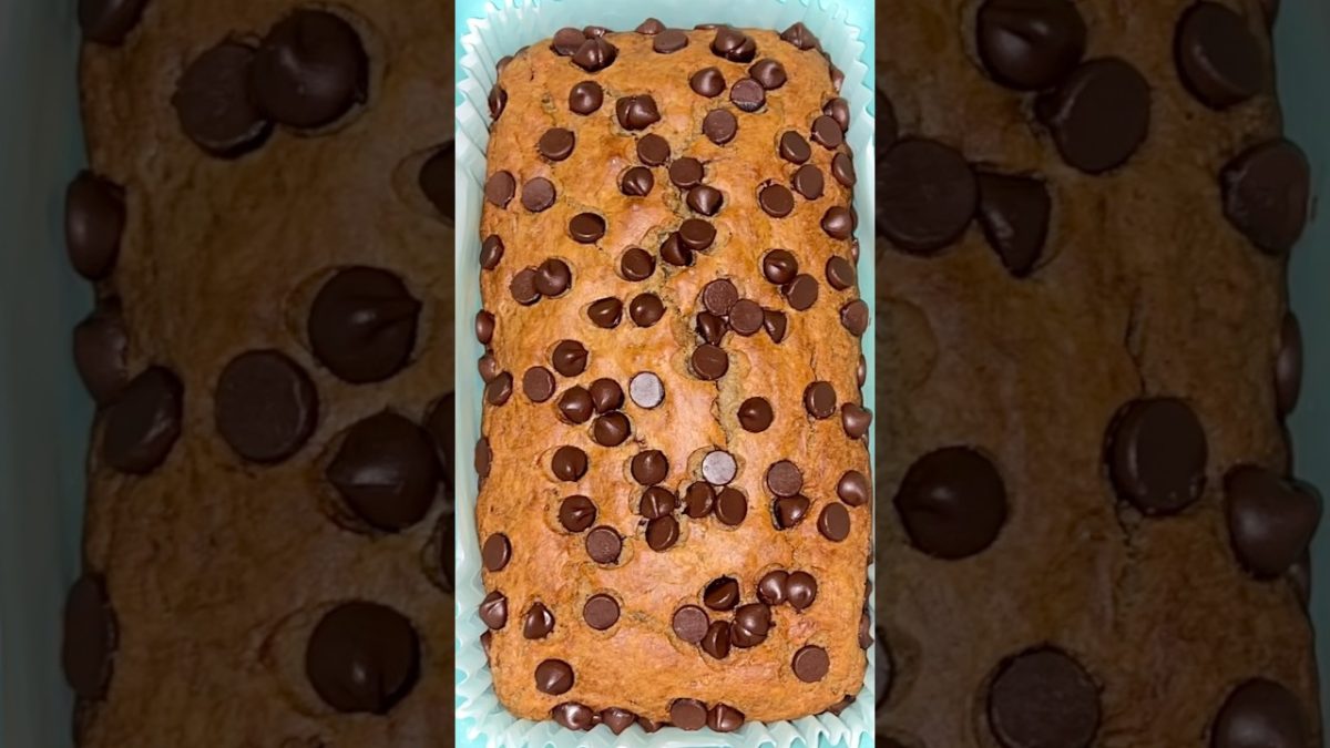 EASY Chocolate Chip Banana Bread Recipe #easybananabread #chocolatechipbananabread #breakfast #soft