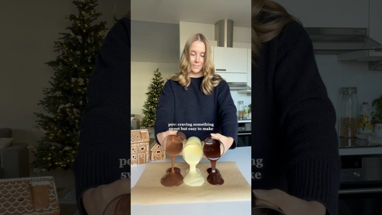 Triple Chocolate Berry Bark😍 #easyrecipe #christmasrecipes #easydessert