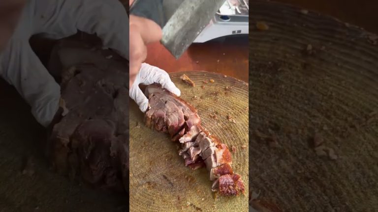 Delicious big crispy pork 😋! #food #bbqmeat #bisonmeat #chinesefood #delicious #meatmarket #cooking