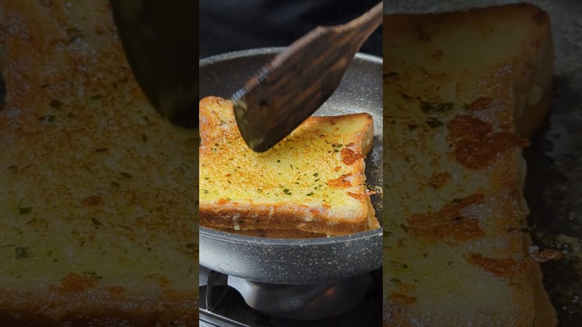 Ultimate Cheese Garlic Bread | Quick & Easy Recipe 🧄🧀 #shorts