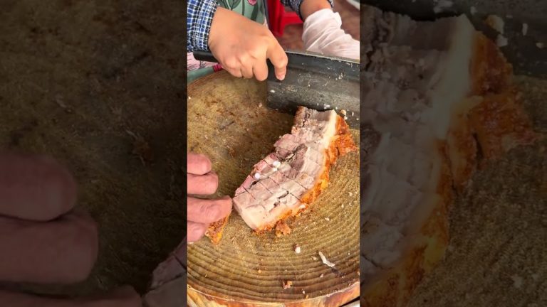 Delicious big crispy pork 😋! #food #bbqmeat #bisonmeat #chinesefood #delicious #meatmarket #cooking