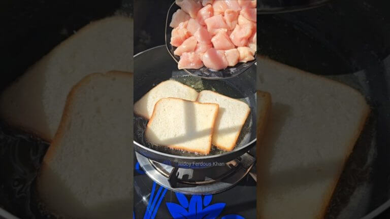 ফুটন্ত গরম তেলের মধ্যে ৩ পিছ পাউরুটি এবং চিকেন দিয়ে দেখুন কি হয় ⁉️#nasta #chickennuggets #shorts