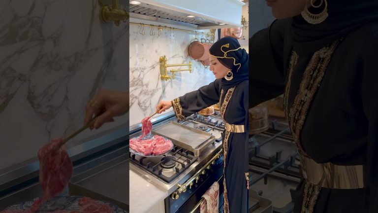 Beef Tagine with Dried Apricots,, and Raisins طاجن لحم بالقارصيا والمشمشيه وصفه مصريه قديمه🇪🇬