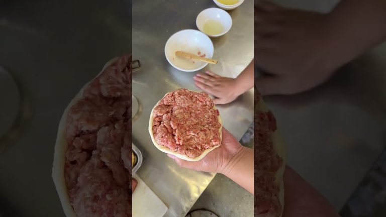 Stuff 500g of beef filling into 80g of dough 把500g牛肉馅塞进80g面团里 #streetfood #民间手艺人 #food
