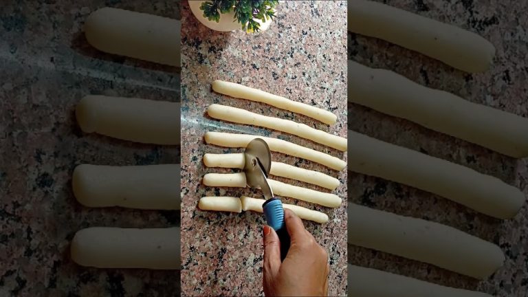 अब बाजार से क्यों लायें 2 कप पानी में सूजी घोलकर बनाए और चाय के साथ खाएं #shorts #viral