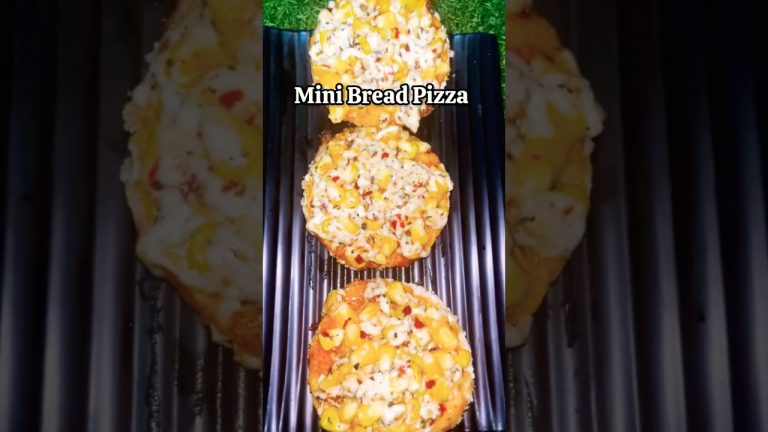 Mini bread pizza #shorts #recipe #pizza #breadrecipe #trending #viral #shortsfeed #cheeselover #food