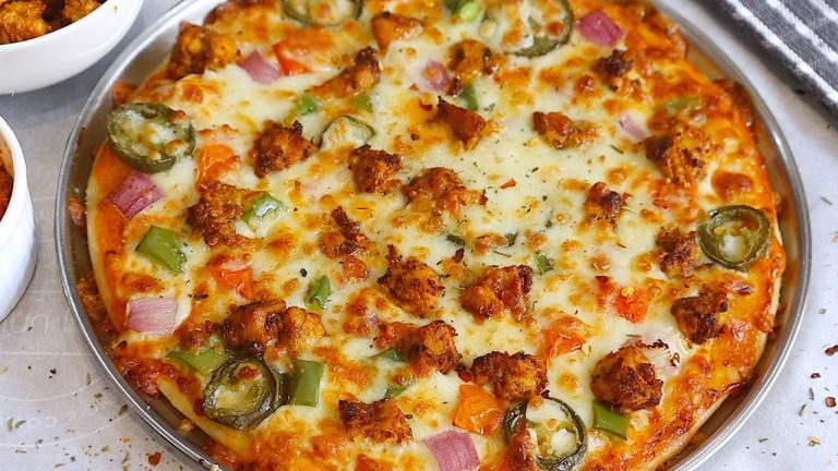 తక్కువ ఖర్చులో డోమినోస్ పిజ్జాని ఇలా ఇంట్లో ఈజీగా చేసేయండి😋 Pizza Recipe In Telugu👌 Chicken Pizza