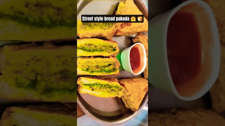 street style bread pakoda 🤗 🍞 #shortsfeed #youtubeshorts #Shorts