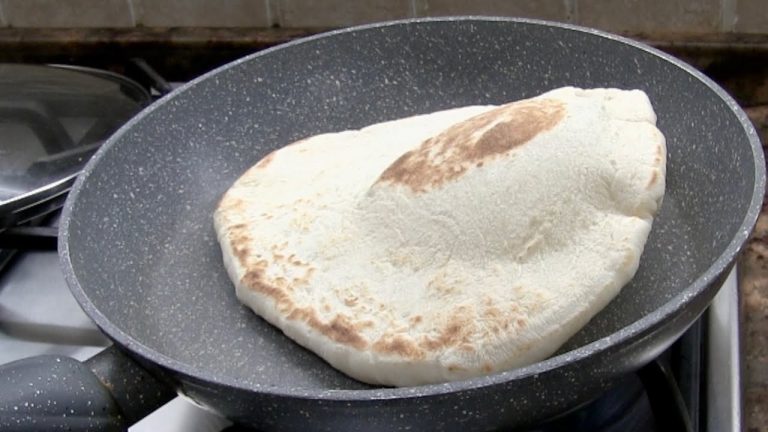 il Pane Turco cotto in padella, che sta facendo impazzire il Mondo