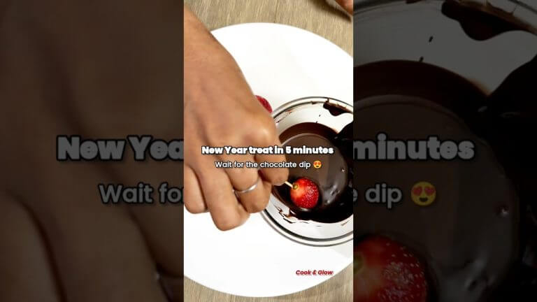 Healthy New Year Dessert 😍 | Chocolate Strawberries 🍓🍫 | #trending #shorts