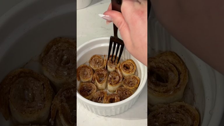 viral tortilla cinnamon rolls recipe 😋 #recipe #shorts #dessert #easyrecipe #viral #easydessert