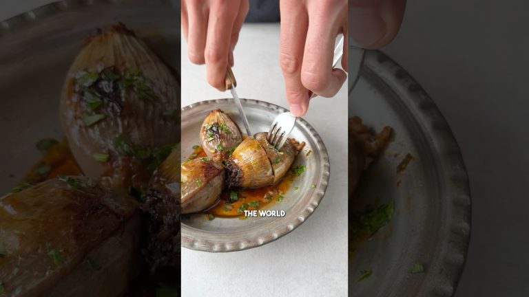 This Turkish Dish Fooled Me… It's 100% Vegan 🤯🇹🇷 Soğan Dolması #shorts