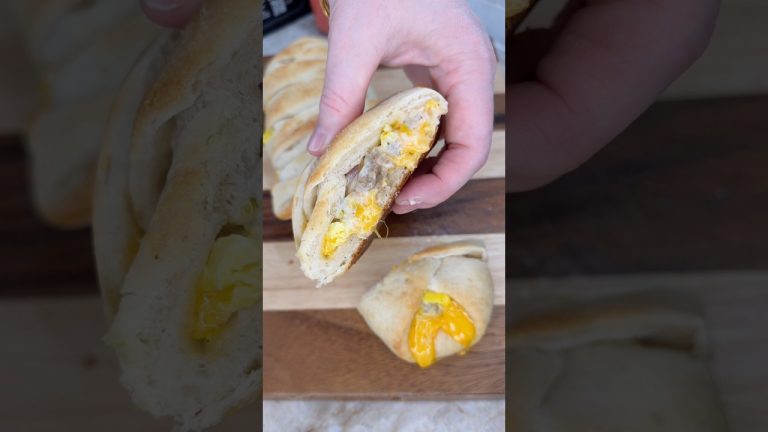 Loaded Breakfast Roll #recipes #loadedbreakfastroll #breakfast #easymeals