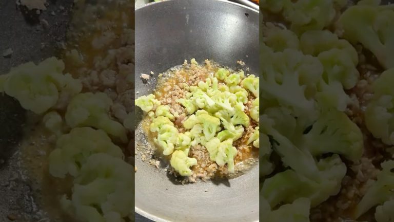 Stir-fried cauliflower with minced pork 🔥 #viral #cooking #cambodianfoodtour #viralvideo #recipe