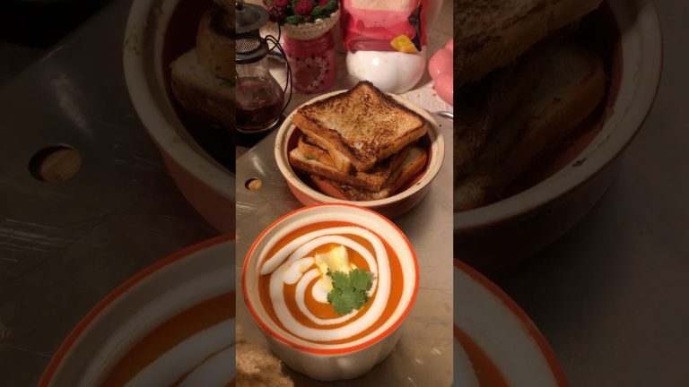 Tomato soup with garlic bread 😍|#shorts #youtubeshorts #food #cooking #recipe