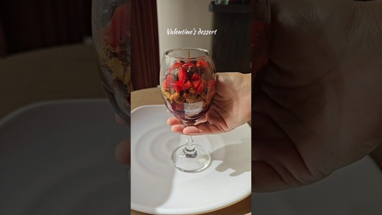 Valentine's Dessert 🍓 #shorts #valentinesday #trending #viral #youtubeshorts #food