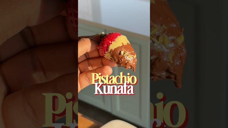 Get over chocolate covered strawberries and try my pistachio Kunafa strawberries instead 😍 #shorts