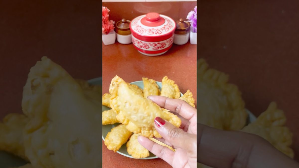 Sweet That Everyone Waits for – Holi Special Classic Gujiya Recipe ✨#ghujiya#shorts#trending#viral