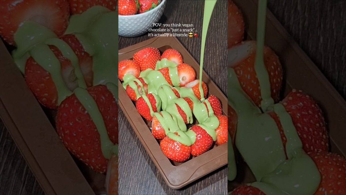 Vegan Chocolate Strawberries with Matcha 💚🍓🍫 Easy No-Bake Treat!