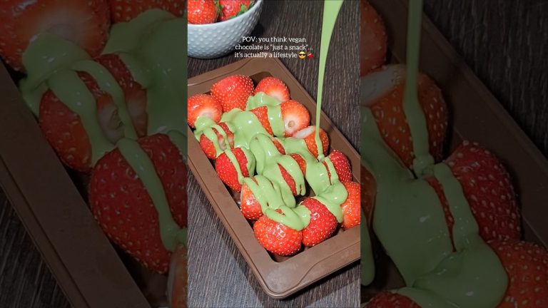 Vegan Chocolate Strawberries with Matcha 💚🍓🍫 Easy No-Bake Treat!