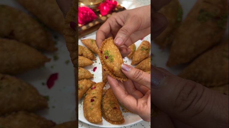 Churma Gujiya Unique  Holi Sweet | राजस्थानी चूरमा गुजिया होली की मिठाई #gujiya #geetascooking