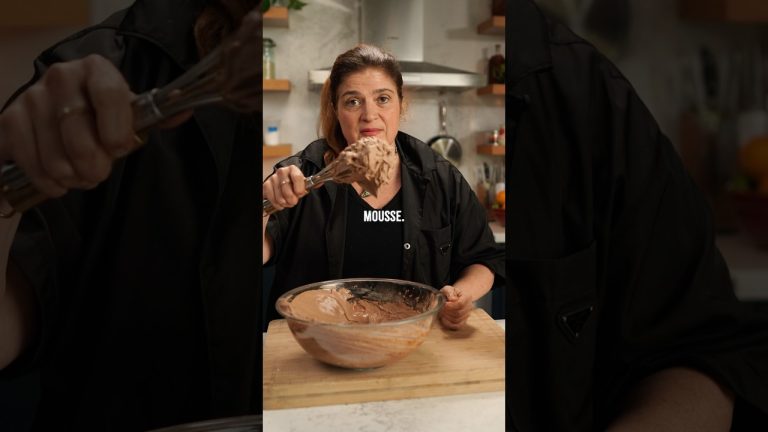 Making a quick & easy chocolate mousse 🍫 #alexguarnaschelli #cooking #recipe